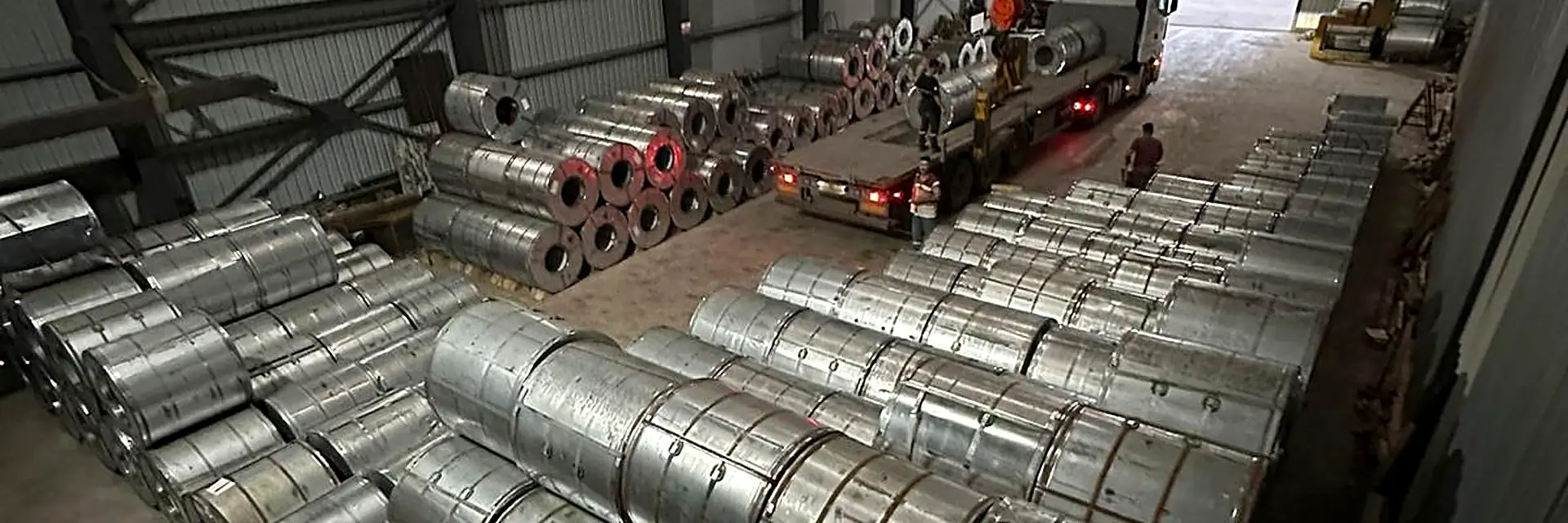 Verzinkte Coilstapel und Hallenkran im Lager
