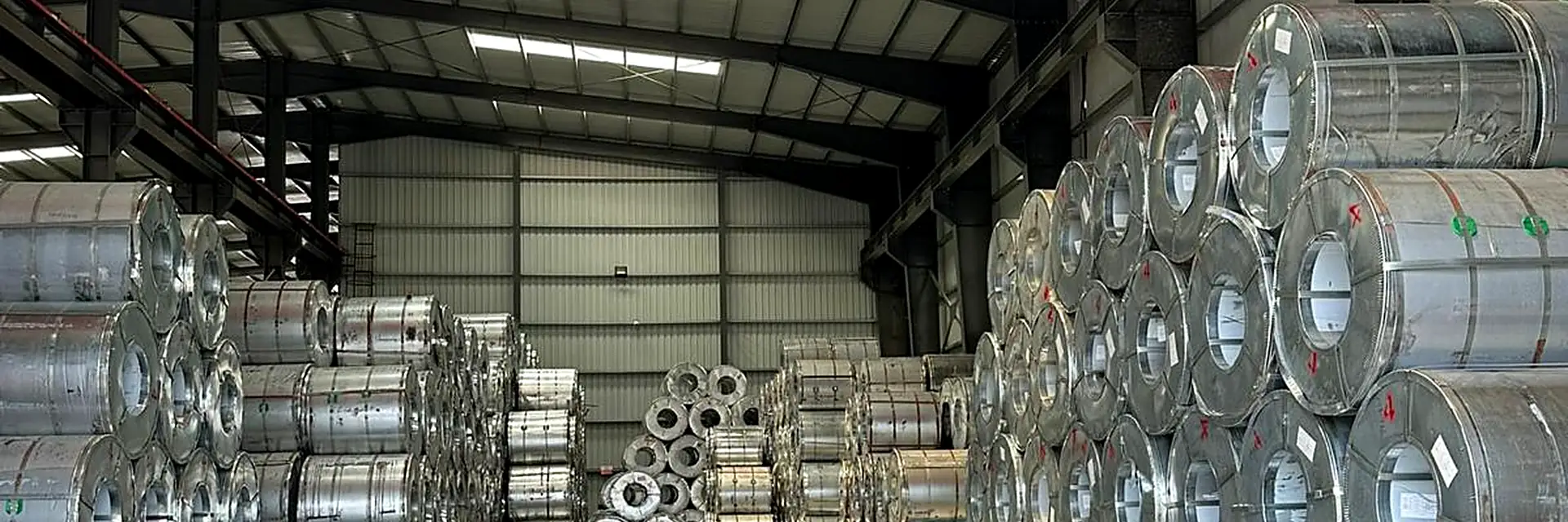 Verzinkte Coilstapel und Hallenkran im Lager
