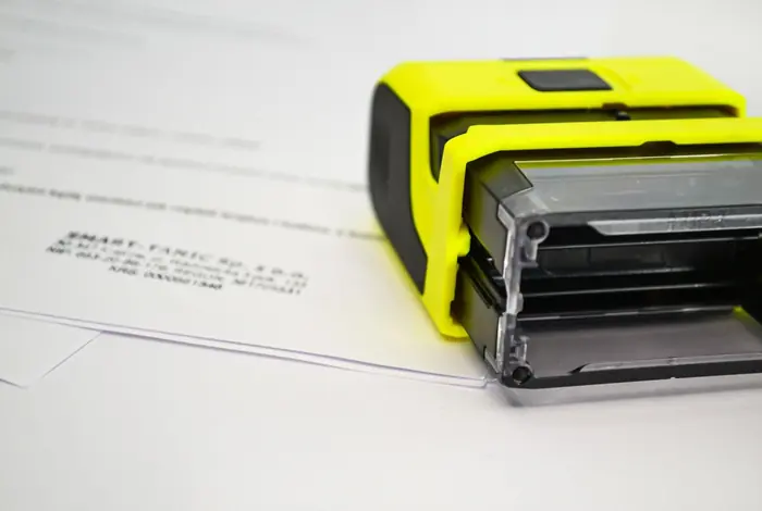 Unterzeichnung amtlicher Dokumente im Büro