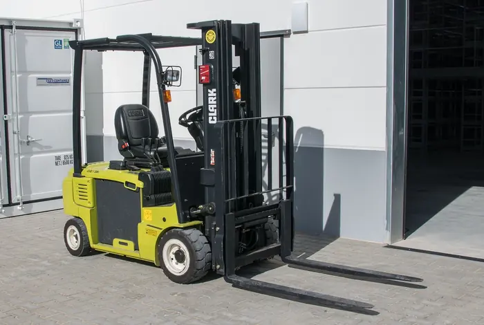 Depoda forkliftle paletli yük taşınması