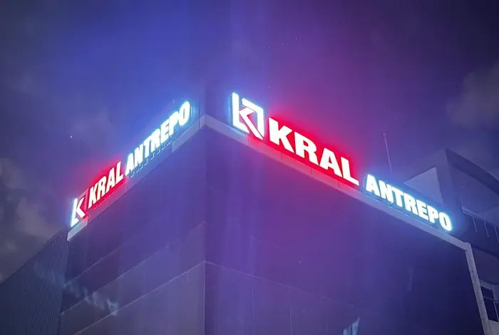 Kral Antrepo binasının gece ışıklı çatı tabelası