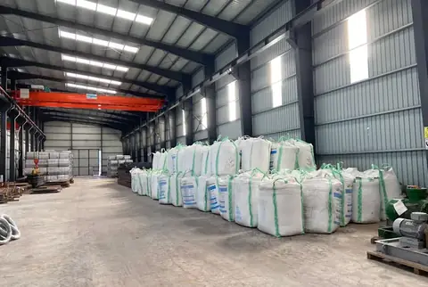 Antrepo içinde big-bag torbalar ve sac rulo istifi