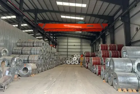 Kral Antrepo'nun kapalı antrepo koridoru; iki yanda galvanizli ve boyalı sac rulo istifi