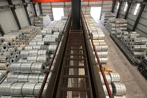 Antrepo içi üst kottan görünüm; iki yanda galvanizli sac rulo istifi