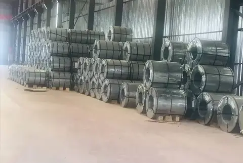 Antrepoda istiflenmiş galvanizli sac rulosu sıraları