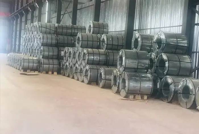 صفوف من لفائف الصلب المجلفنة مرصوصة في المستودع