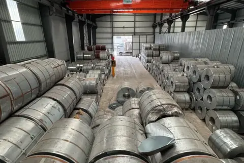 Galvanizli sac rulolarının yakın plan istifi
